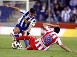 El centrocampista del Atlético de Madrid, José Antonio Reyes (d),  pugna por un balón con Javier Márquez (i). EFE  /