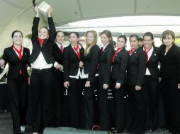 Las alumnas del Colegio Enrique de Ossó levantan el trofeo que las coloca como campeonas del torneo. E. FLORES  /