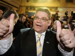El líder nacionalista y eurodiputado, Timo Soini, festeja que su partido se convirtiera en la tercera fuerza política del país. REUTERS  /