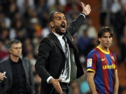 El estratega del Barcelona, Josep Guardiola, dando instrucciones a sus jugadores en el duelo ante el Madrid en la liga española. AFP  /