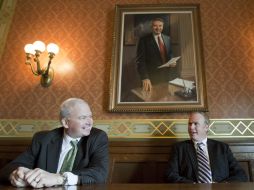 Fitzgerald, izquierda y su hermano presidente de la Asamblea Jeff Fitzgerald,  bajo un retrato del ex gobernador Tommy Thomp. AP  /