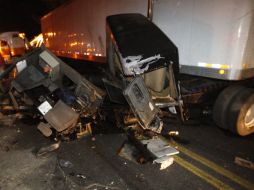 La cabina del tráiler que participó en el accidente quedó destruida por el impacto que recibió del camión de turismo. O. RUVALCABA  /