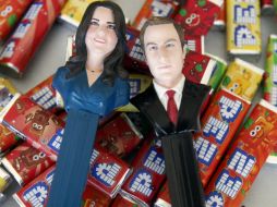 Dos dispensadores de caramelos uno con la imagen de Kate Middleton y el príncipe Guillermo. REUTERS  /