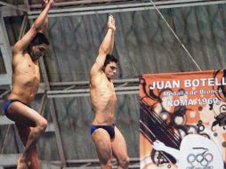Daniel Islas (izq.) y Yahel Castillo regresaron de Inglaterra con una medalla de plata n trampolín sincronizado. MEXSPORT  /