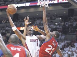 Chris Bosh (7), quien dispara hacia el aro en medio de una fuerte marca de jugadores de Filadelfia. REUTERS  /