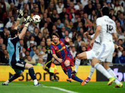 Iker Casillas en busca del dominio del esférico en el primer Clásico español. AFP  /