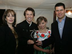 El gobernador de Zacatecas, Miguel Alonso Reyes, entrega el reconocimiento al cantante español. NTX  /