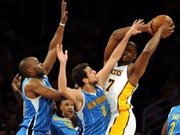 Lamar Odom controla la pelota ante Marco Belinelli (c) y Carl Landry (i) de los Hornets de Nueva Orleans. EFE  /
