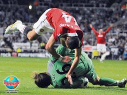 El arquero Krul logra quedarse con el balón, mientras Hernández “vuela” por los aires.  /