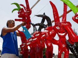 El artesano Luis Antonio Riverol vende pequeños y tradicionales “Judas” de cartón en la Ciudad de México. EFE  /