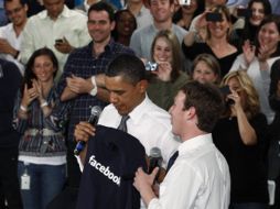 Barack Obama recibe una playera con la leyenda de 'facebook' de manos de Mark Zuckerberg, director de la empresa. REUTERS  /