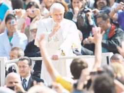 Benedicto XVI saluda a los fieles que se congregaron en la Plaza de San Pedro un día antes de los festejos de la Semana Santa. AFP  /
