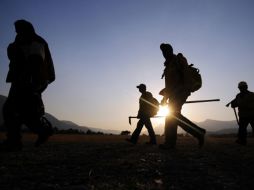 Un grupo de brigadistas que recorren una de las zonas afectadas por el incendio. ARCHIVO  /