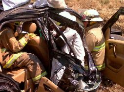 El auto donde viajaban las víctimas quedó destruido por el impacto de la volcadura. ESPECIAL  /