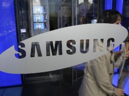 Un cliente pasa junto a un logotipo de Samsung Electronics Co. en su sede en Seúl. AP  /
