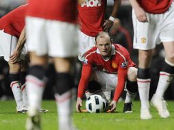 Wayne Rooney (centro) tendrá que cargar cone l peso de la ofensiva del ManU. REUTERS  /