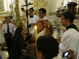 Durante la misa de la Pasión y Muerte de Jesucristo en la Catedral, fieles participaron en la adoración de la Santa Cruz. M. FREYRIA  /