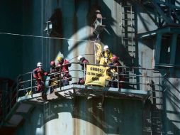 Activistas despliegan la leyenda 'opten por la energía limpia', en la plataforma frente a Estambul. AP  /