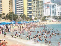 Turistas nacionales, principalmente, abarrotan las playas de Acapulco. EL UNIVERSAL  /
