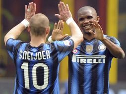 Samuel Eto'o del Inter de Milán (d) celebra con su compañero Wesley Sneijder tras marcar un gol al Lazio. EFE  /