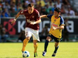 Mauro Cejas (I) de Estudiantes controla el balón ante la presión de su rival del América, Ángel Reyna. MEXSPORT  /