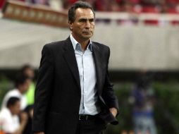 El técnico de las Chivas, José Luis Real, durante un partido. MEXSPORT  /