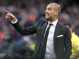 Josep Guardiola dando instrucciones a sus jugadores en su choque ante el Osasuna. EFE  /