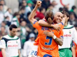 Los jugadores del Málaga celebran su triunfo ante el Racing. EFE  /