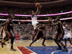 El base reserva de los Sixsers de Filadelfia, Lou Williams, se eleva para encestar. AFP  /