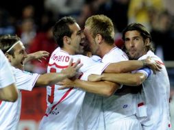 Los jugadores de Sevilla festejan tras anotación ante el Villarreal. AFP  /
