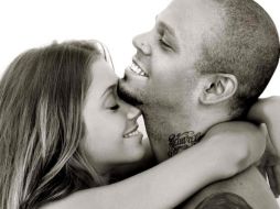 En la imagen a blanco y negro ambos se muestran sonriendo. TWITTER OFICIAL CALLE 13  /