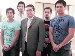 Fernando Buendía (centro) con algunos aspirantes a la Asociación de Honor. M. FREYRÍA  /