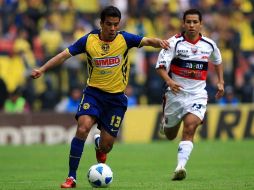 Pavel Pardo manejando el balón en el duelo ante el Atlante. MEXSPORT  /