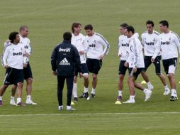 Sergio Ramos (centro) en una sesión de entrenamientos del Real Madrid.  EFE  /