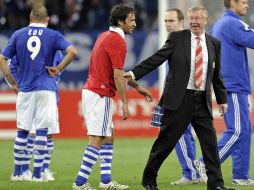 El técnico Alex Ferguson (der.) saludó a Raúl. EFE  /