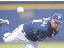 El lanzador mexicano de los Cerveceros de Milwaukee lanzó siete entradas y permitió sólo dos hits. AP  /