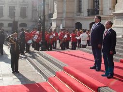 El presidente de Perú, Alan García, y Felipe Calderón, durante la ceremonia de bienvenida en el Palacio de Gobierno de Lima. REUTERS  /