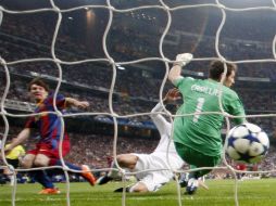 Messi vence al arquero Casillas para darle la ventaja al Barcelona. REUTERS  /