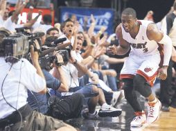 • El base del Heat de Miami, Dwayne Wade celebra un triple clave que anotó faltando ocho minutos en el último periodo. EFE  /