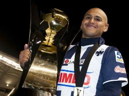 El autor del gol de la victoria, Humberto Suazo, sostiene el trofeo de la Liga de Campeones de la Concacaf. MEXSPORT  /