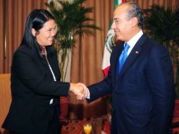 El Presidente Felipe Calderon y la candidata presidencial de Peru Keiko Fujimori se extrechan las manos. REUTERS  /