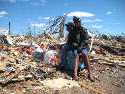 Sobrevivientes permanecen a la espera de ayuda, luego de que los fuertes vientos destruyeran su casa, en Alabama. AP  /