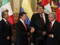 El Mandatario mexicano, Felipe Calderón con sus homólogos de Colombia, Perú y  Chile, luego de firmar el Acuerdo en Lima. REUTERS  /