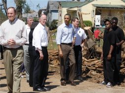 El presidente y su familia vuelan a la destrozada ciudad de Tuscaloosa, en Alabama. AP  /