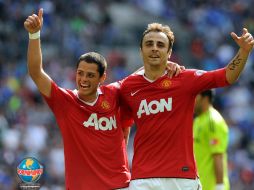 Foto de archivo de Berbatov festejando una anotación con el 'Chicharito'. MEXSPORT  /