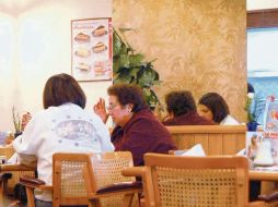 'Si nos volvemos exigentes como consumidores, las empresas ofrecerán un mejor servicio.' ARCHIVO  /