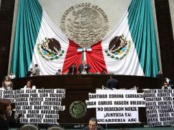 Legisladores del PRD colocaron carteles con los nombres de los niños que fallecieron en la guardería ABC. EL UNIVERSAL  /