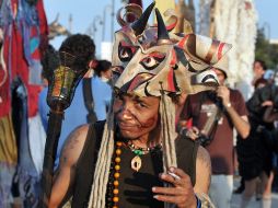 Durante la celebración los asistentes lanzan cosas malas de su vida sobre un muñeco antes de quemarlo en el malecón. EFE  /