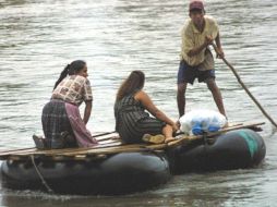 Los ciudadanos guatemaltecos ingresan a México a través de la frontera sur. AFP  /