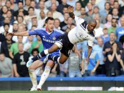John Terry (izq.) en jugada contra Jermain Defoe del Tottenham. AP  /